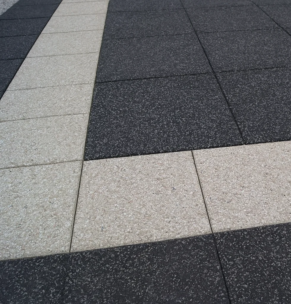 Elegancka szachownica na tarasie z granitu otoczona ozdobną ramką